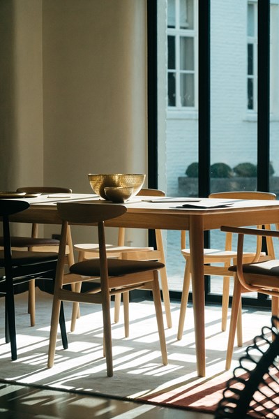 vincent-sheppard-dan-dining-table-teo-dining-chair-oak-upholstered