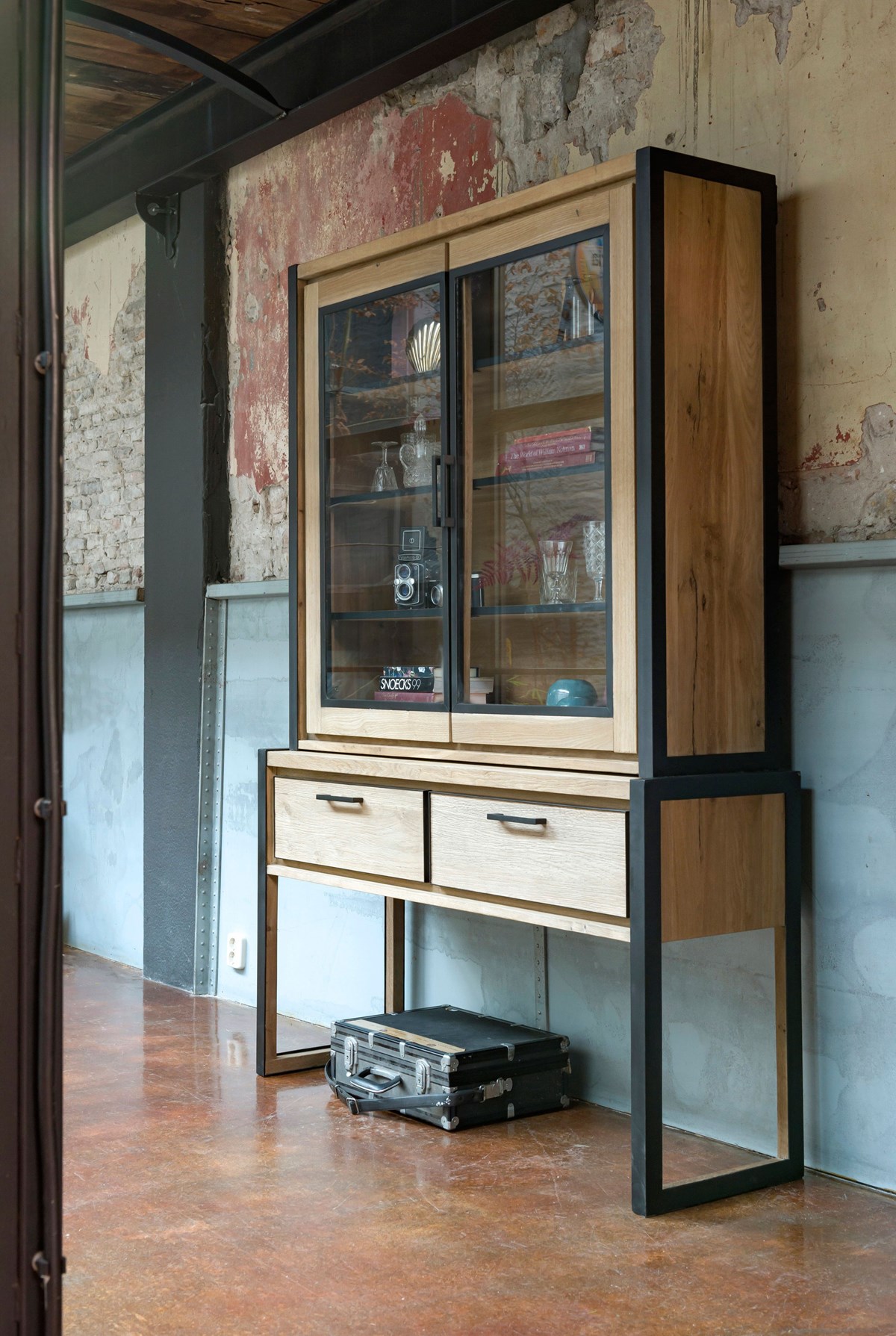 Henders-hazel-vitrine-metalo-01