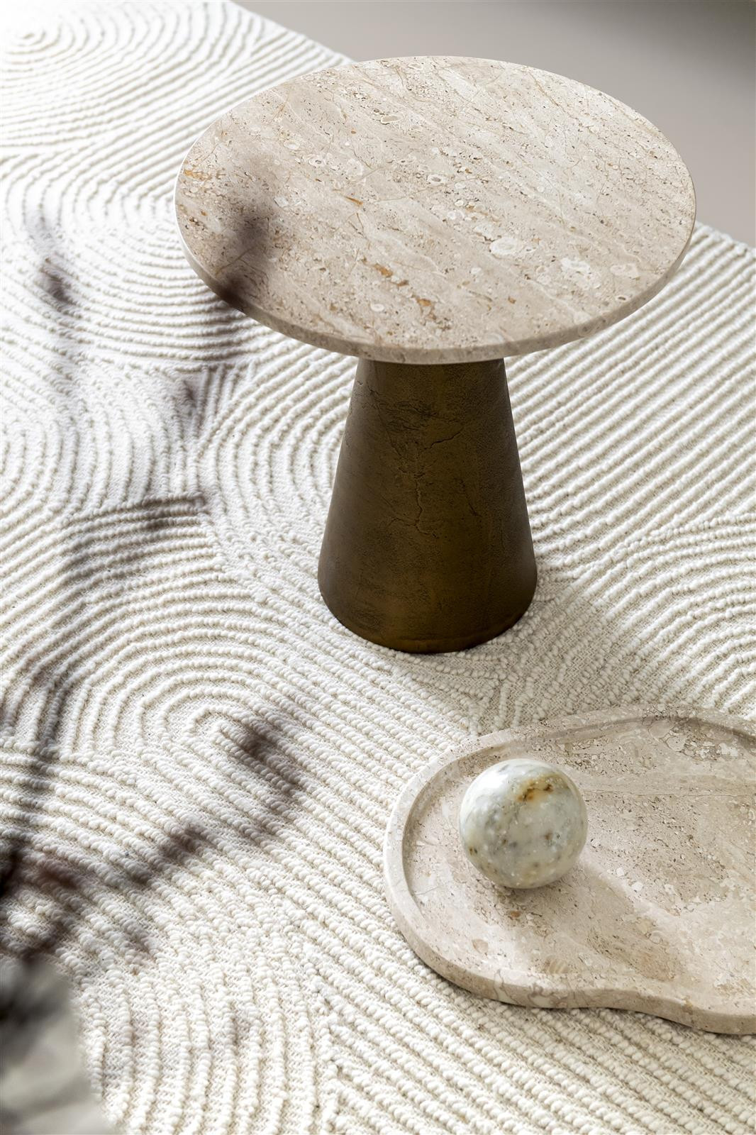 XOO_CMA_AMB_50081BEI_vloerkleed_Kess_bijzettafel_schaal